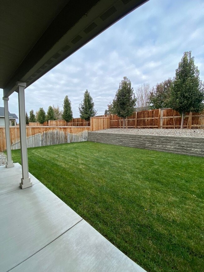 Building Photo - Beautiful 3 Bedroom 2.5  Bathroom Townhome w/ 2-car Garage - in the Eastmont School District!