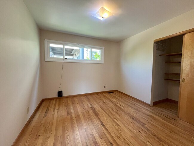 Building Photo - Bright & Spacious 1-Bedroom Duplex with Ha...