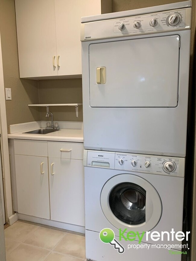 Building Photo - Centrally located Cozy Rambler in Tacoma!