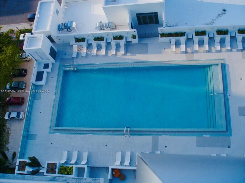 Building Photo - 333 NE 24th St