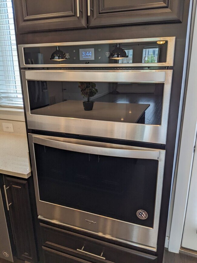 Building Photo - Gorgeous Newer Build (2019) 4 level townho...
