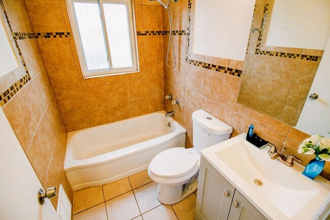 Building Photo - 3 Bedroom Bungalow - West Side