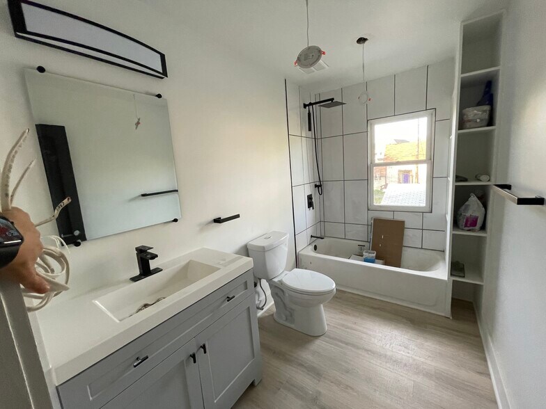 2nd Floor Bath - 719 S 17th St