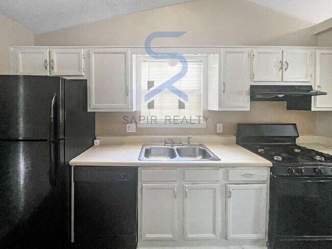 Building Photo - 2033 Charter Manor