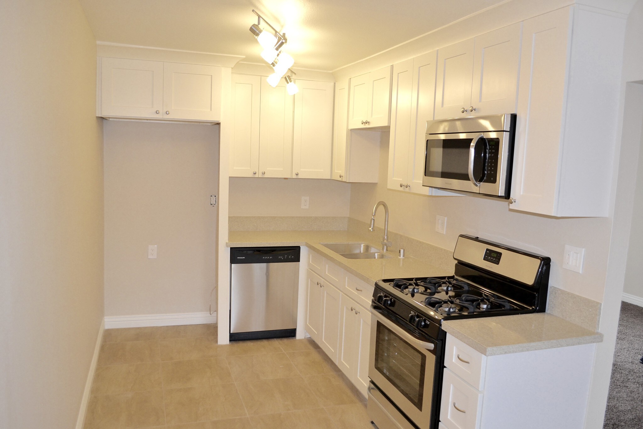 Building Photo - 15551 Boleyn Cir