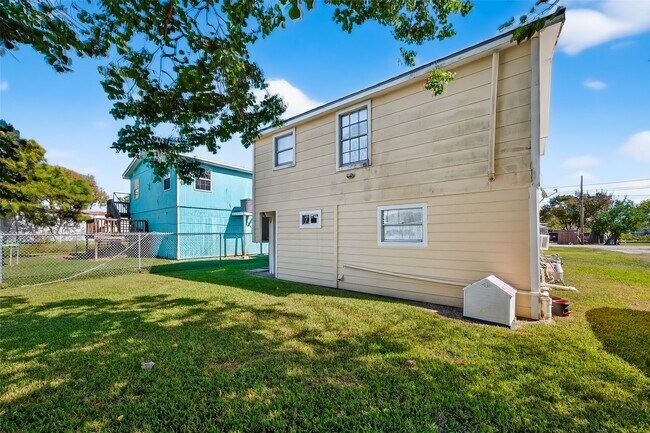 Building Photo - 1012 12th St