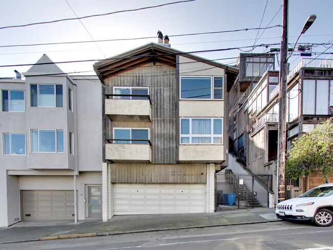 Building Photo - RENOVATED 3BR w/ Dining Room. VIEWS! Parking Avail., FREE Laundry!