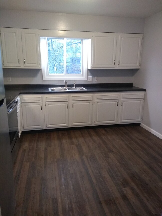 Kitchen - 4413 E Patrick Rd