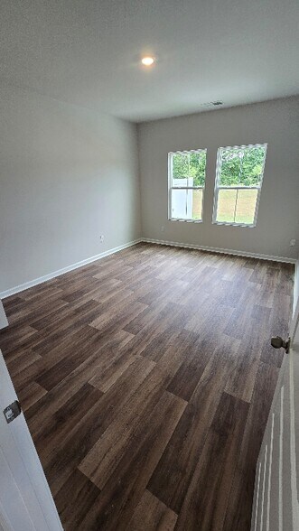 Building Photo - 6855 Beach Dr SW