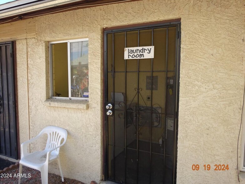 Building Photo - 341 E Vogel Ave