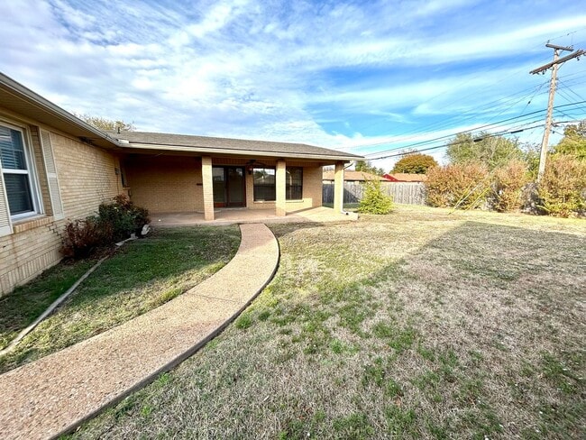 Building Photo - 3 Bedroom