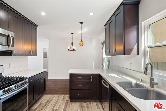 Building Photo - 1472 S Crest Dr