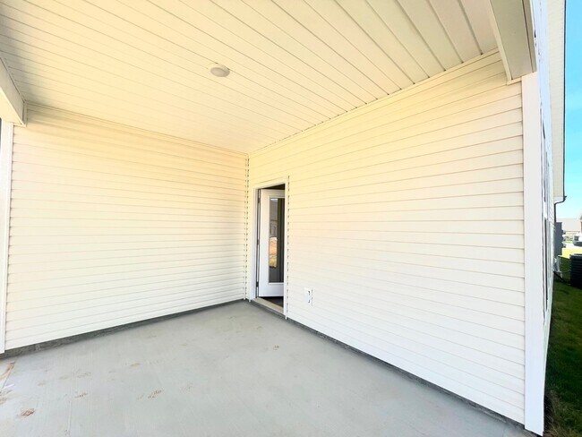 Building Photo - 2-Bedroom Townhome in Lenoir City