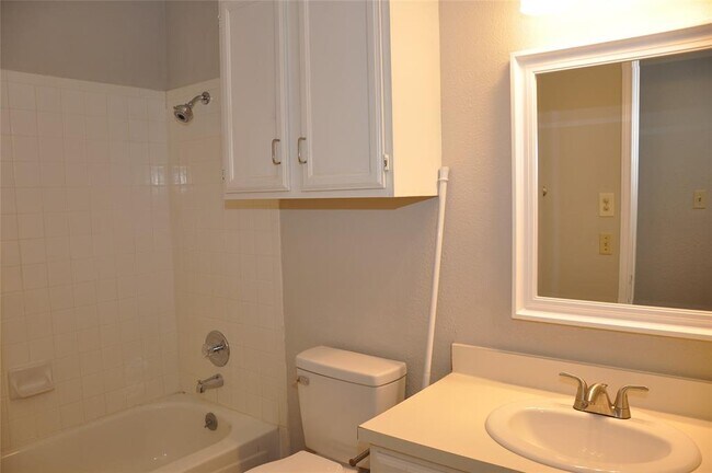 Building Photo - 800 Daffodil Dr