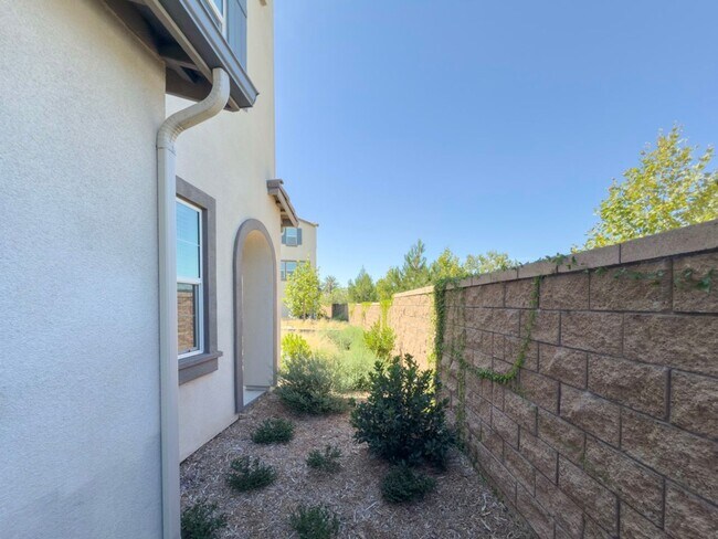 Building Photo - ~ AVAILABLE NOW ~ New Construction Home for Rent in the NEW Heirloom Farms Community in Temecula!