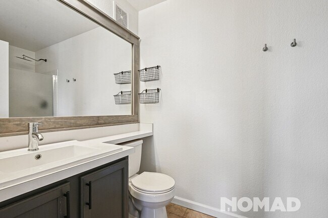 Building Photo - Spacious 3-Bed, 2-Bath Townhome with Garag...
