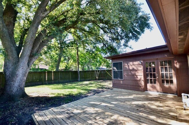Building Photo - 6229 Tanager St