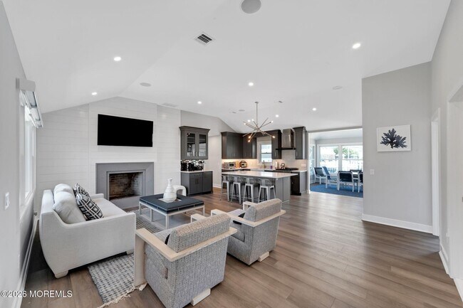 Building Photo - 347 Bay Ln