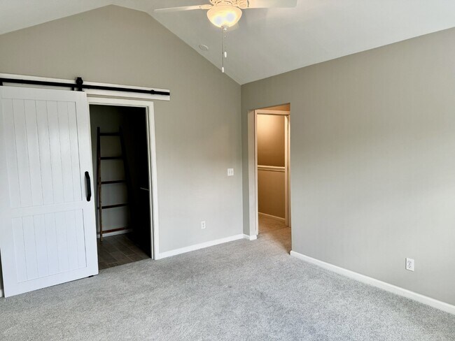 Building Photo - Spacious Townhome with a Private Courtyard in Westbury Park!