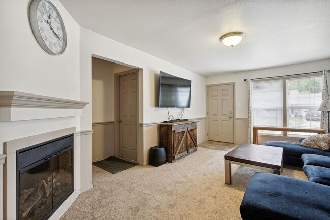 Building Photo - Charming 3-Bedroom Home with Modern Comforts