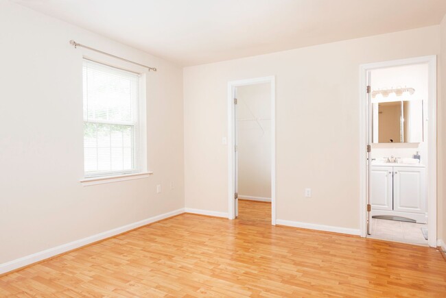 Building Photo - Gorgeous Beautifully Two Bedroom Unit