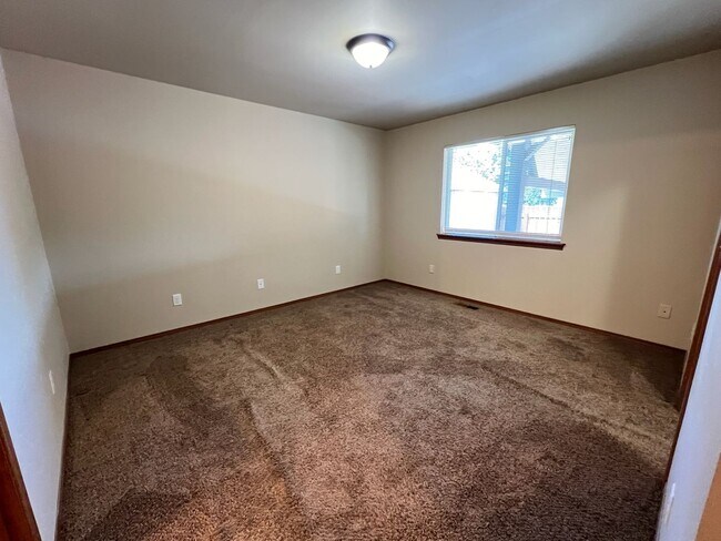 Building Photo - Beautiful 3 bed/2 bath home with garage, a/c and private covered patio!