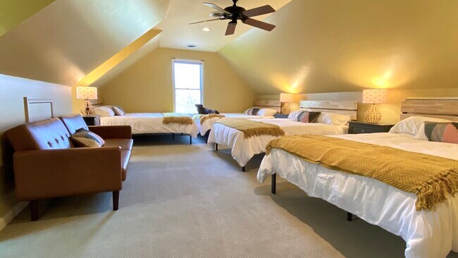 4 Queen beds - 7 Silo Ln