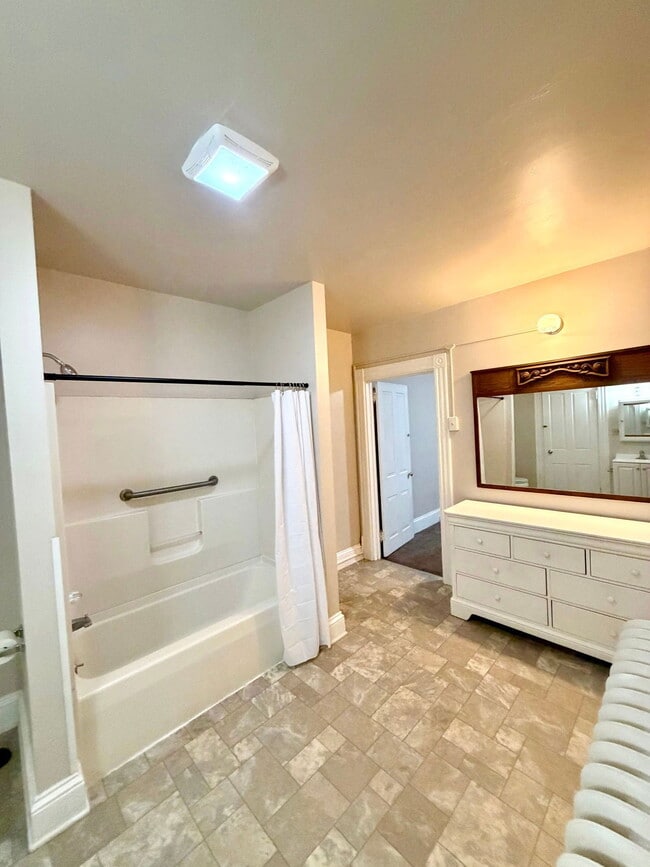 Building Photo - 526 Howard Ave