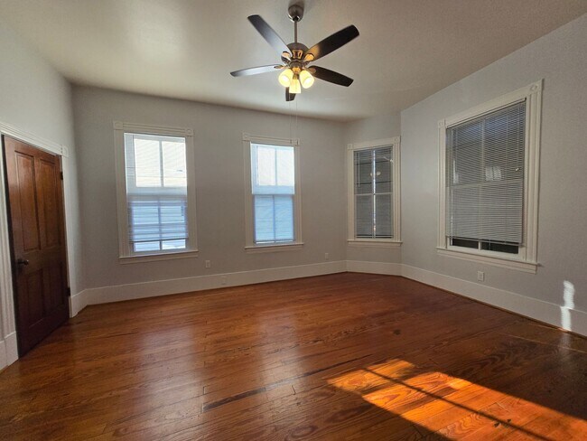 Building Photo - Large one story 3 bedroom Victorian cottage