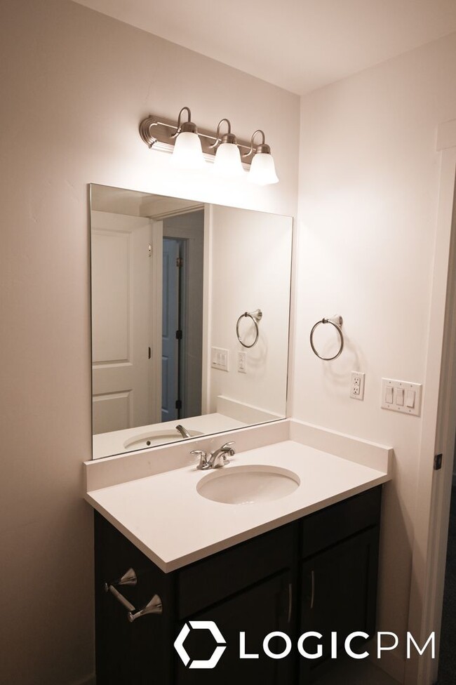 Building Photo - Stunning Townhome In Excellent Location!