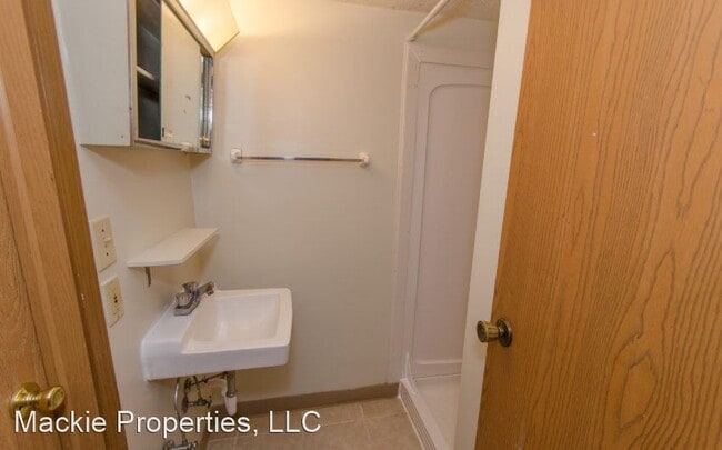 Building Photo - 3 br, 2.5 bath House - 331 East Varsity Lane