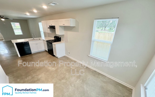 Building Photo - 2501 E Tyler Ave