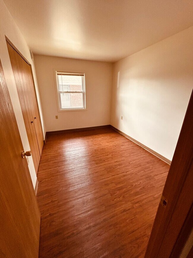 Building Photo - 408 E Maple St