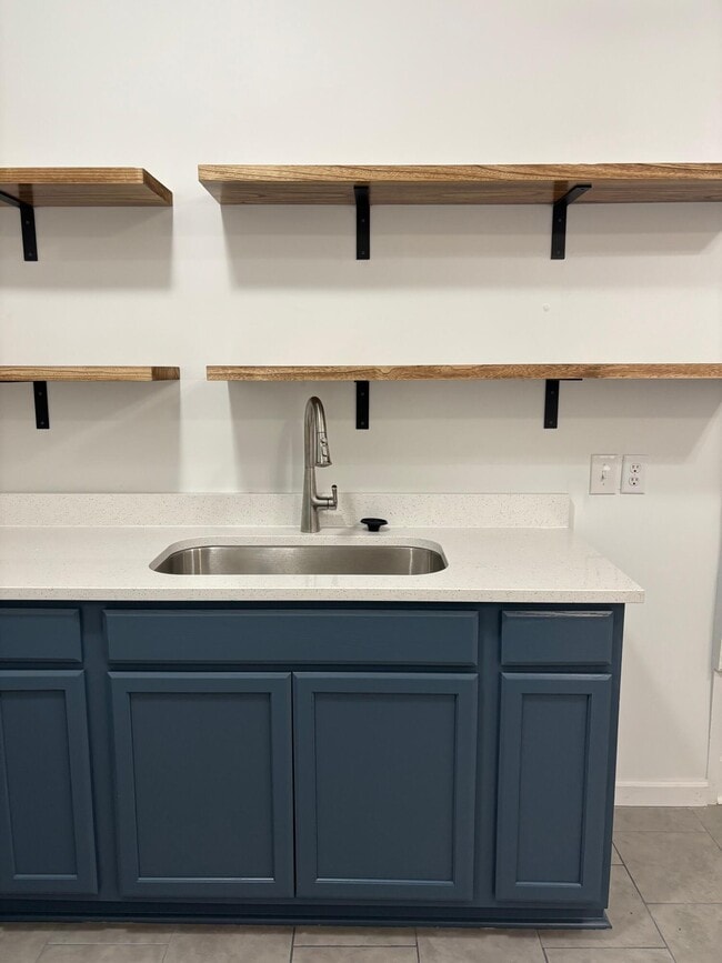 Building Photo - 403 W Hampton Ave