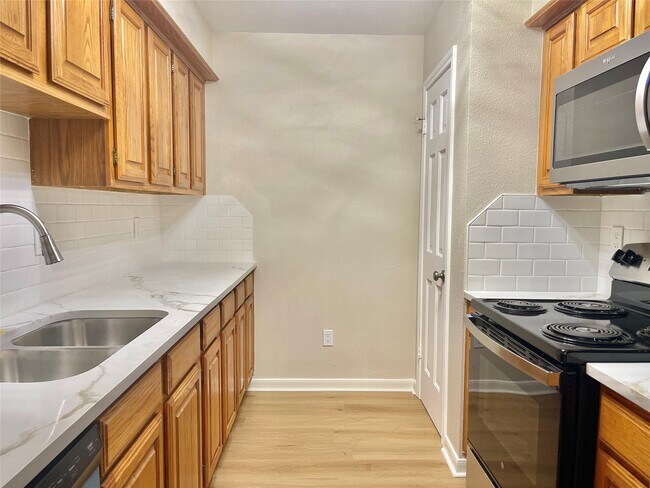 Building Photo - 1311 Antoine Dr