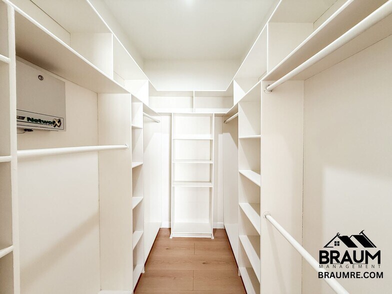 Building Photo - 10849 Fruitland Dr