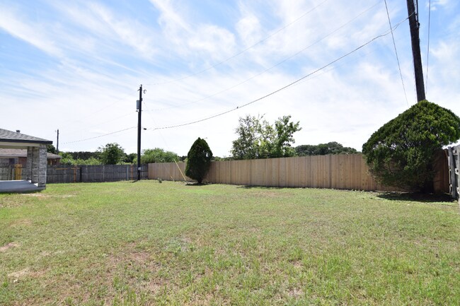 Building Photo - 2200 Riley Dr