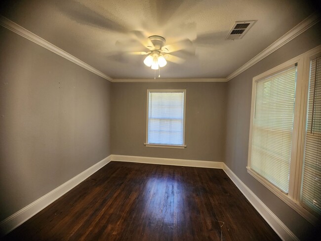 Building Photo - 215 E Washington St