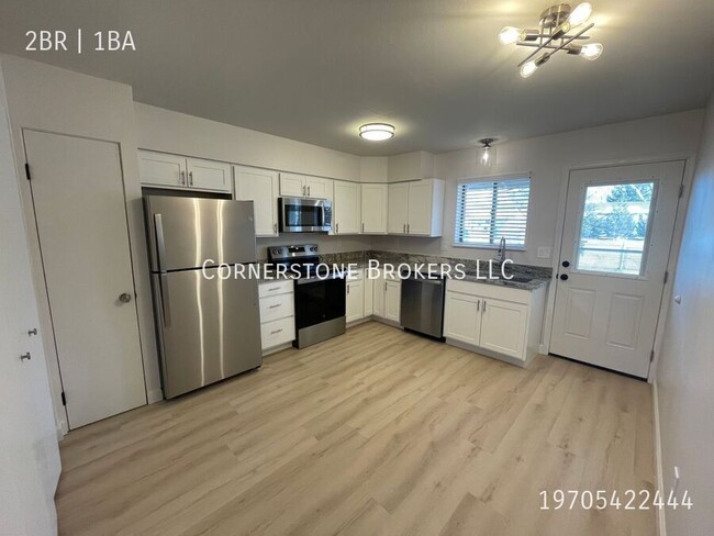 Building Photo - Newly remodeled apartment near Sunset base...