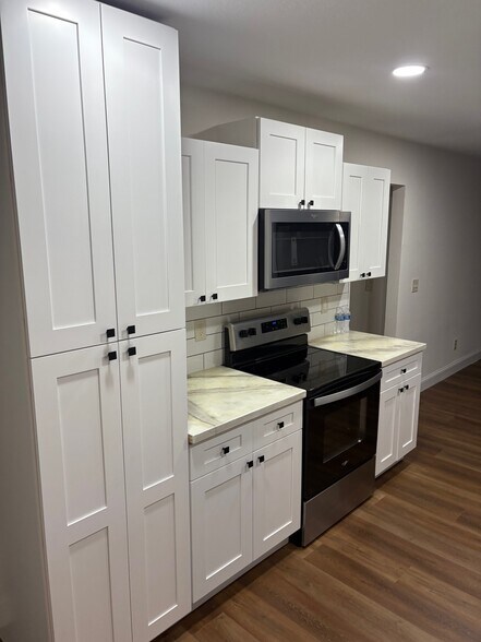 Kitchen - 316 E Daughtery Rd