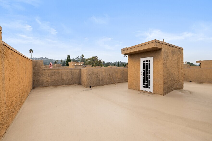 Building Photo - 14960 Dickens St