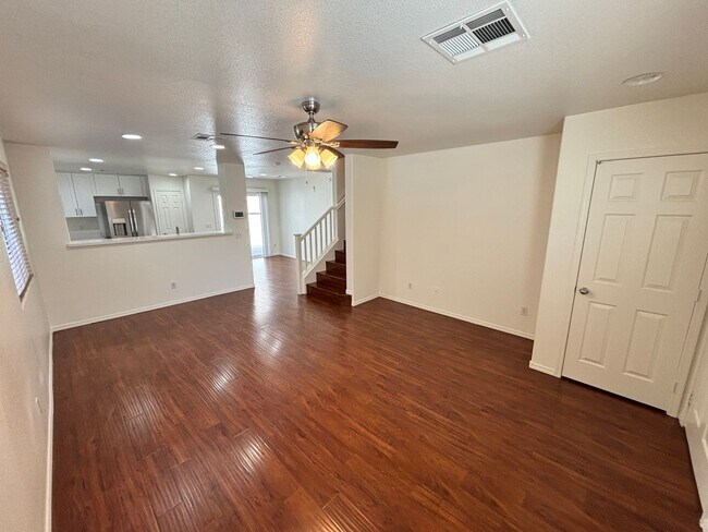 Building Photo - Beautiful 5Bed/2.5Bath/2Car home located near Seven Hills