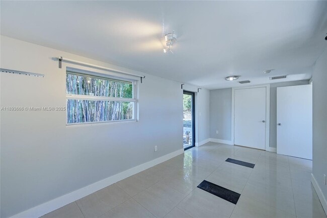 Building Photo - 4617 N Andrews Ave