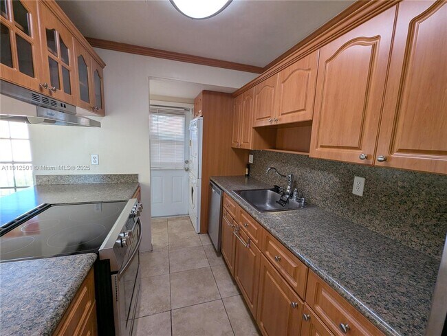 Building Photo - 7230 Fairway Dr