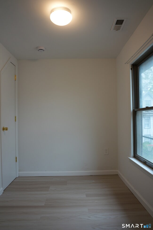 Building Photo - 25-27-27 Jetland Pl