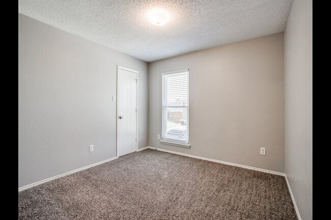 Building Photo - 624 Canyon Pl