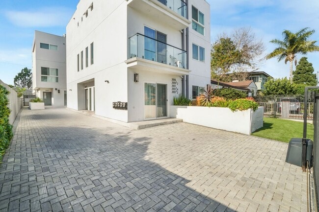 Building Photo - RECENTLY REMODELED TOWNHOME | 4 BED 4 BATH | GARAGE