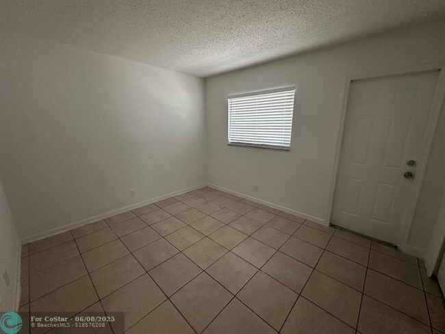 Building Photo - 3408 Riverside Dr
