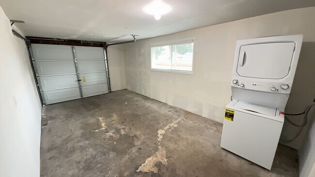 Building Photo - Cozy upgraded 2 bedroom duplex w/ attached 1 car garage in Lakewood available now!