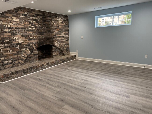 Building Photo - 2116 Trafalgar Dr